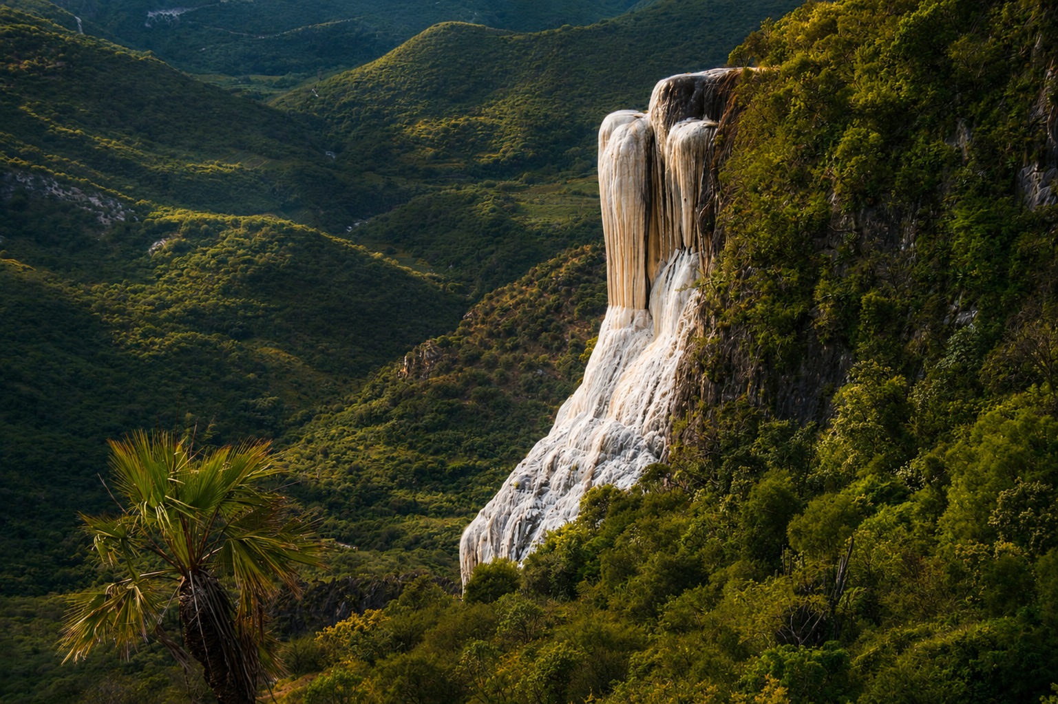 Hierve el Agua, before the light turns